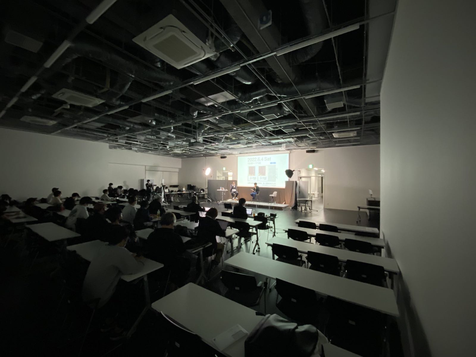 iUの講堂または教室の様子
